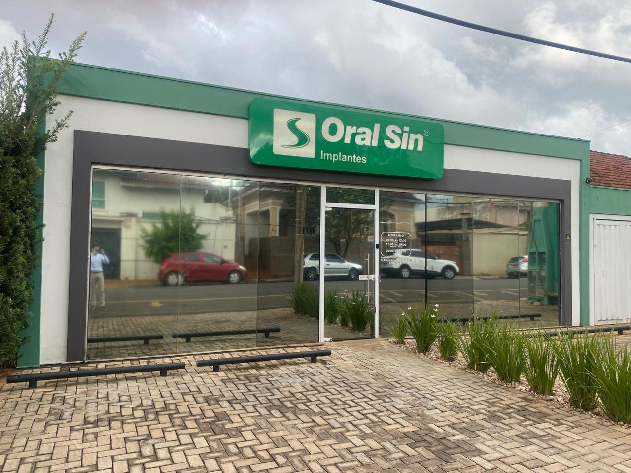 Fachada da Oral Sin Implantes Barretos